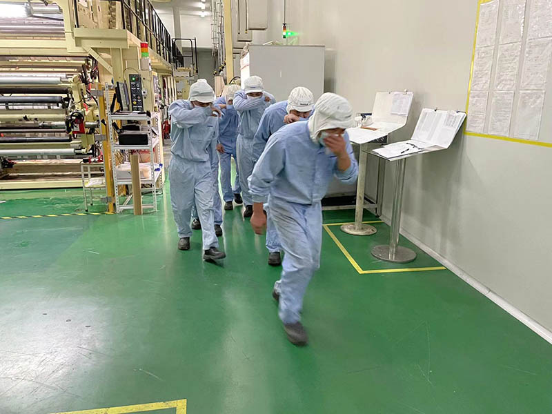 低下身體用手帕遮住口鼻進行疏散